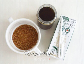 蜂蜜花粉奶茶的做法步骤：1