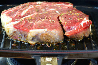 腌汁肉眼牛排的做法步骤：7