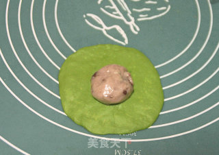 【抹茶麻糬三角包】：属于春天的面包的做法步骤：15