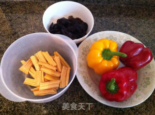 木耳腐竹炒彩椒的做法步骤：1