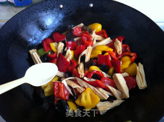 木耳腐竹炒彩椒的做法步骤：10
