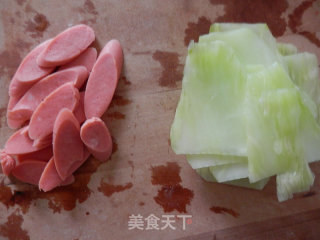 青笋炒火腿肠的做法步骤：2
