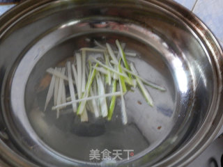 青笋炒火腿肠的做法步骤：3