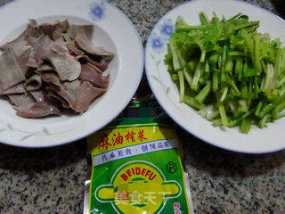 榨菜猪舌头炒芹菜的做法步骤：1