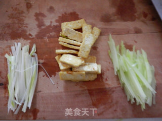 青笋丝油豆腐的做法步骤：1