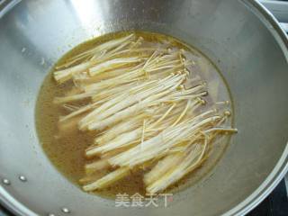 金针菇肥牛煲的做法步骤：6