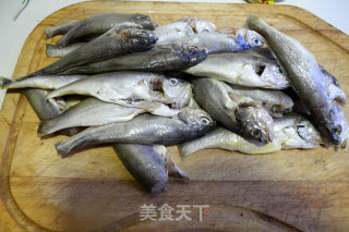 熏小黄鱼的做法步骤：1