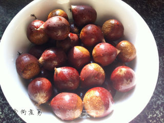 水煮咸香板栗的做法步骤：1