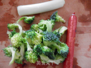 西兰花炒火腿肠的做法步骤：1