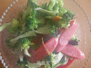 西兰花炒火腿肠的做法步骤：5