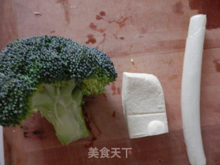油豆腐炒西兰花的做法步骤：1