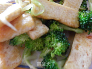 油豆腐炒西兰花的做法步骤：5