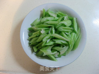 香肠炒芹菜的做法步骤：2