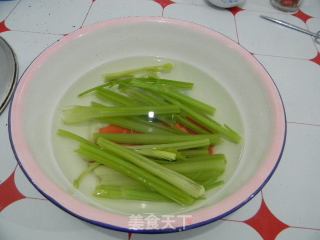 蒸饼卷芹菜的做法步骤：2
