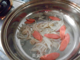 洋葱炒火腿肠的做法步骤：4
