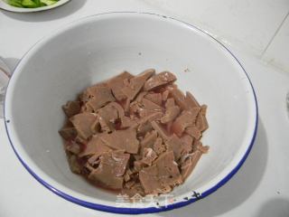洋葱青椒炒猪肝的做法步骤：1