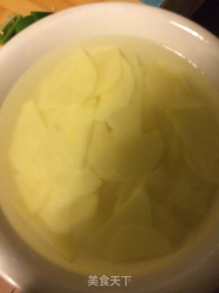 醋溜土豆片的做法步骤：1