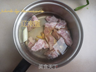 墨鱼龙骨汤的做法步骤：1