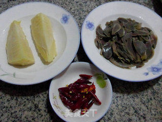 冬笋炒鸭胗的做法步骤：1