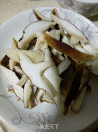 香菇炒鸡蛋的做法步骤：1