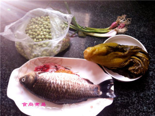 鲫鱼豌豆咸菜煲的做法步骤：1