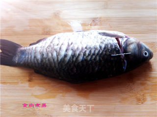 鲫鱼豌豆咸菜煲的做法步骤：2