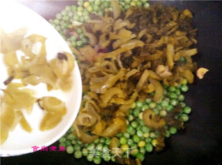 鲫鱼豌豆咸菜煲的做法步骤：11