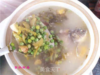 鲫鱼豌豆咸菜煲的做法步骤：13