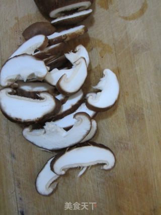 美味下饭菜——香菇剁椒炒蛋的做法步骤：1