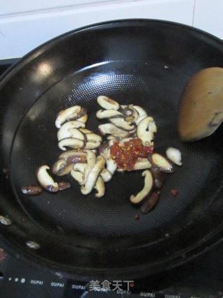 美味下饭菜——香菇剁椒炒蛋的做法步骤：3