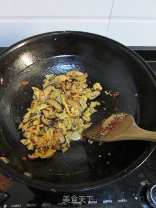 美味下饭菜——香菇剁椒炒蛋的做法步骤：4