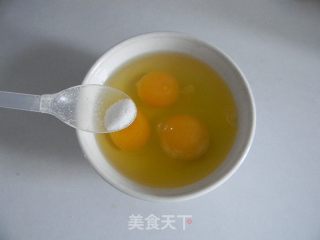 青椒炒鸡蛋的做法步骤：2