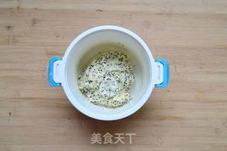 【酸奶黑芝麻麻薯面包】不会失败的零难度小点心的做法步骤：3
