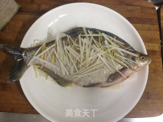 清蒸鲜活鱼的做法步骤：1