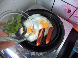 铁板黑椒肠仔鸡蛋的做法步骤：6