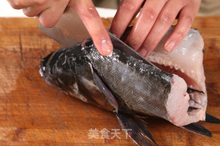 鱼头煨饼的做法步骤：1
