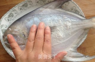 葱油鲳鳊鱼的做法步骤：3