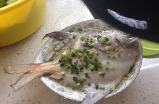 葱油鲳鳊鱼的做法步骤：8