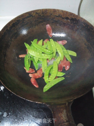 腊肠炒荷兰豆的做法步骤：3
