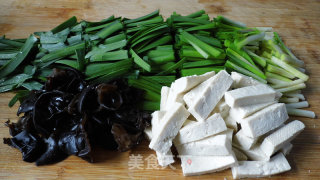 韭菜黄炒豆腐的做法步骤：2