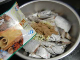 五香炸带鱼的做法步骤：2