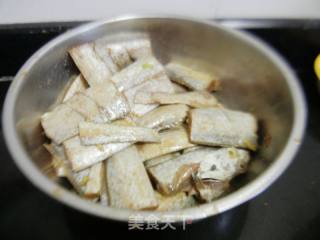 五香炸带鱼的做法步骤：3