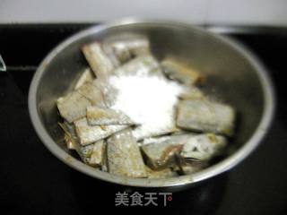 五香炸带鱼的做法步骤：4