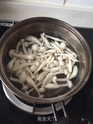 小炒酸黄瓜烩口蘑的做法步骤：1
