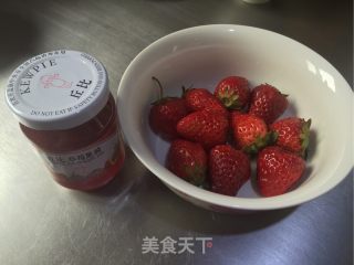 草莓牛奶蛋白甜羹的做法步骤：2