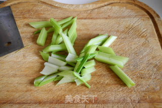 海米炝西芹的做法步骤：2
