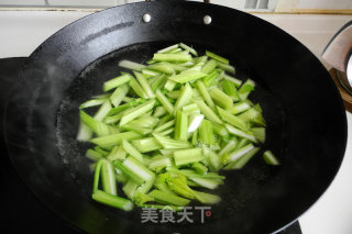 海米炝西芹的做法步骤：5