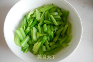 海米炝西芹的做法步骤：6