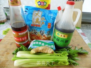 海蜇头拌芹菜的做法步骤：1