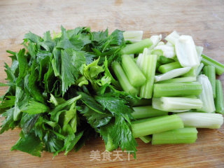 海蜇头拌芹菜的做法步骤：2